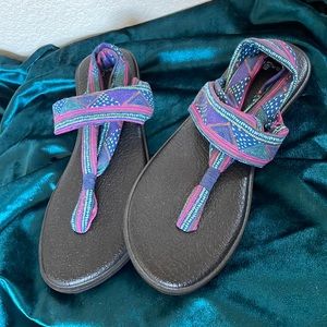 Size 9 Sanuk multicolored yoga mat sandals